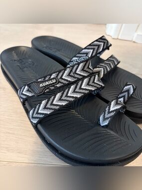 Kualiu Black & White Chevron Strap Women’s Sandals lightweight